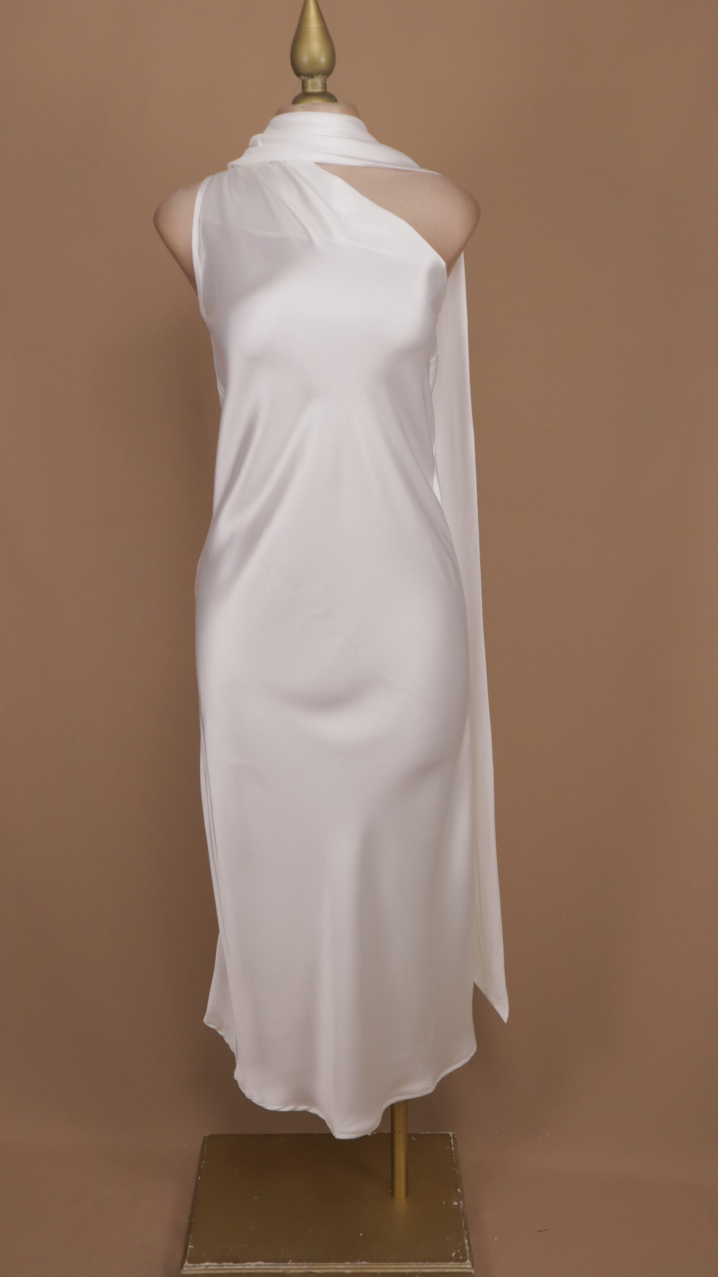 Vestido midi con escote asimétrico y cauda en cuello