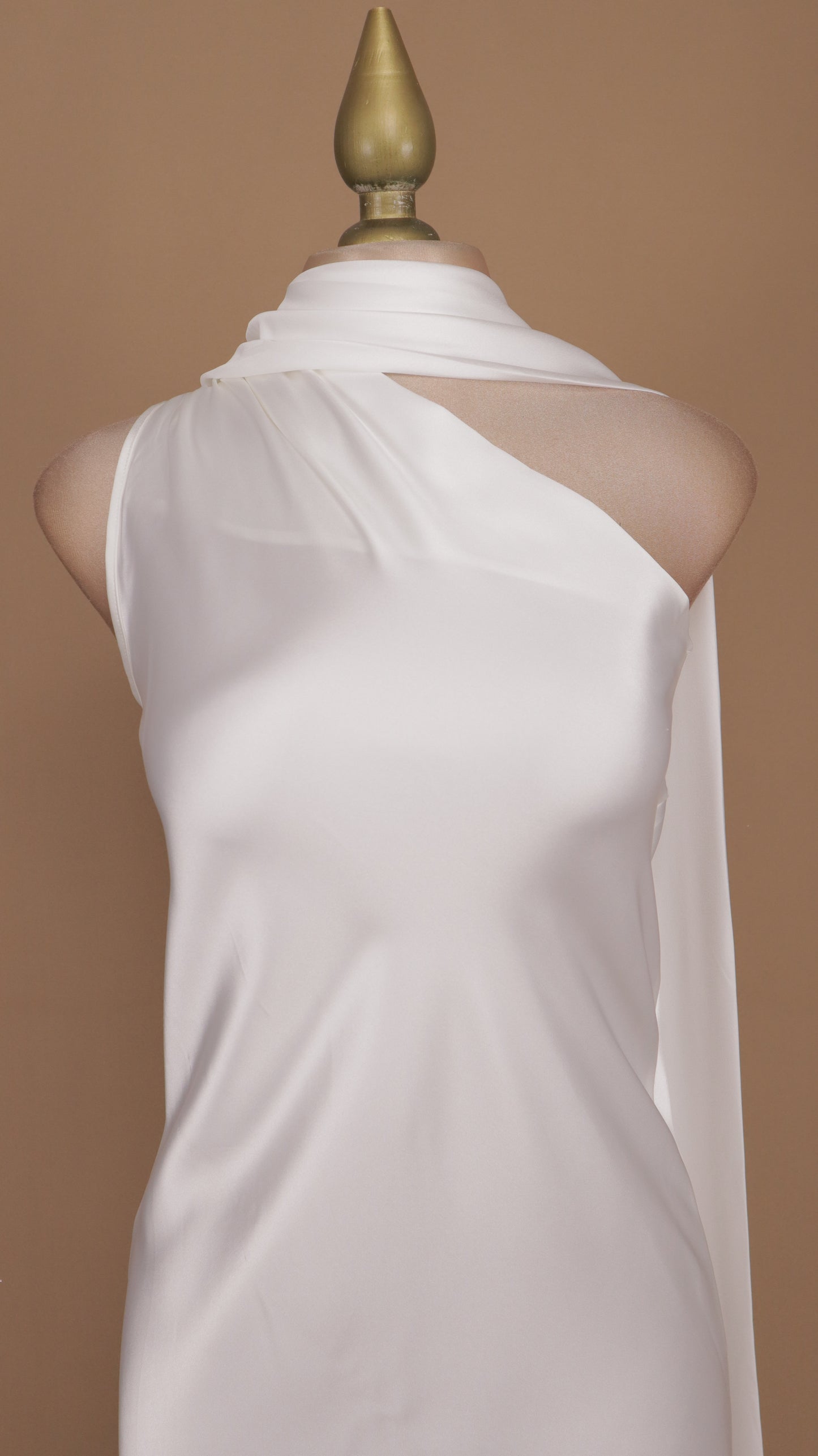 Vestido midi con escote asimétrico y cauda en cuello