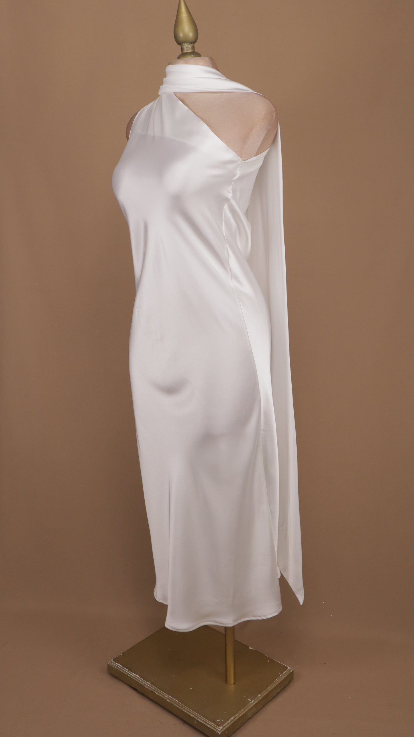 Vestido midi con escote asimétrico y cauda en cuello