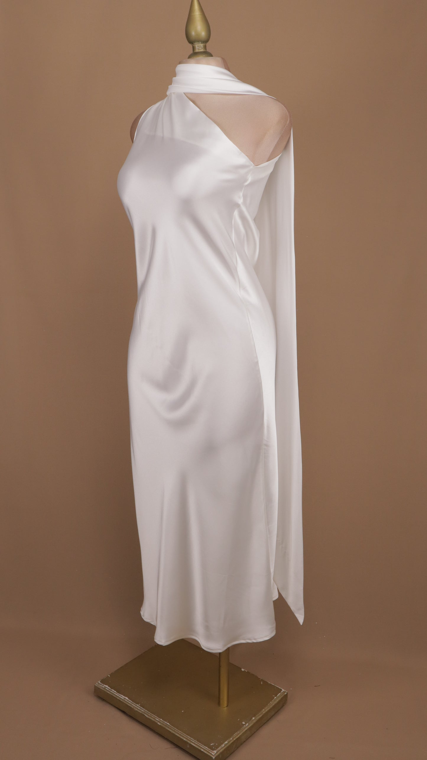 Vestido midi con escote asimétrico y cauda en cuello
