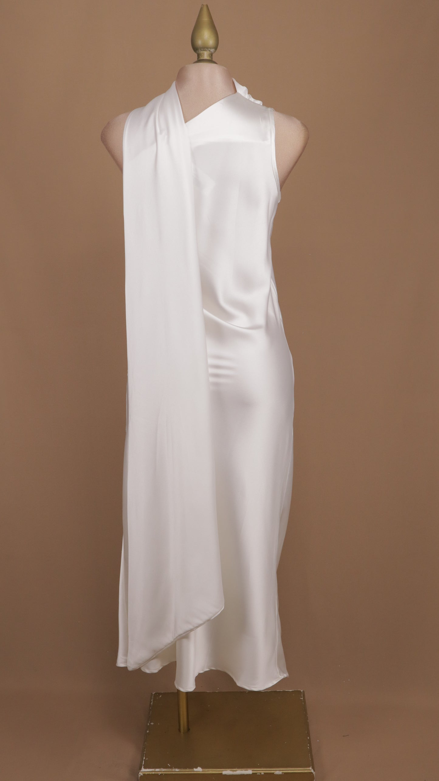 Vestido midi con escote asimétrico y cauda en cuello