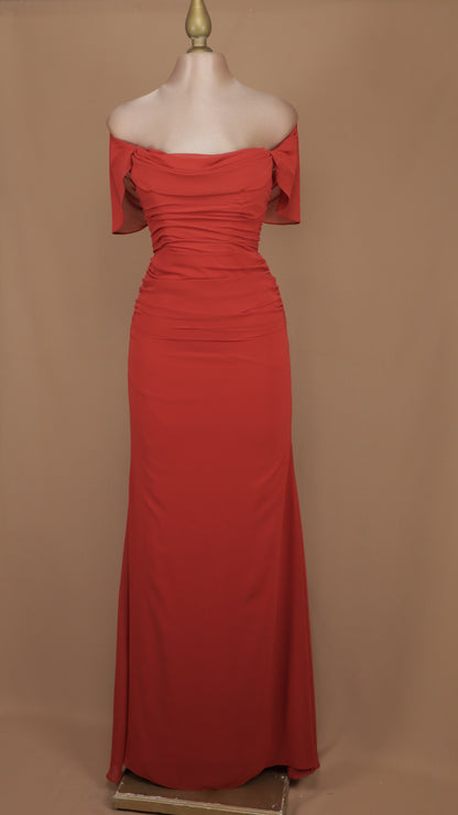 Vestido largo al hombro y plisado de chiffon
