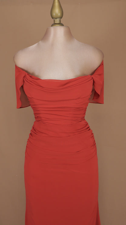 Vestido largo al hombro y plisado de chiffon