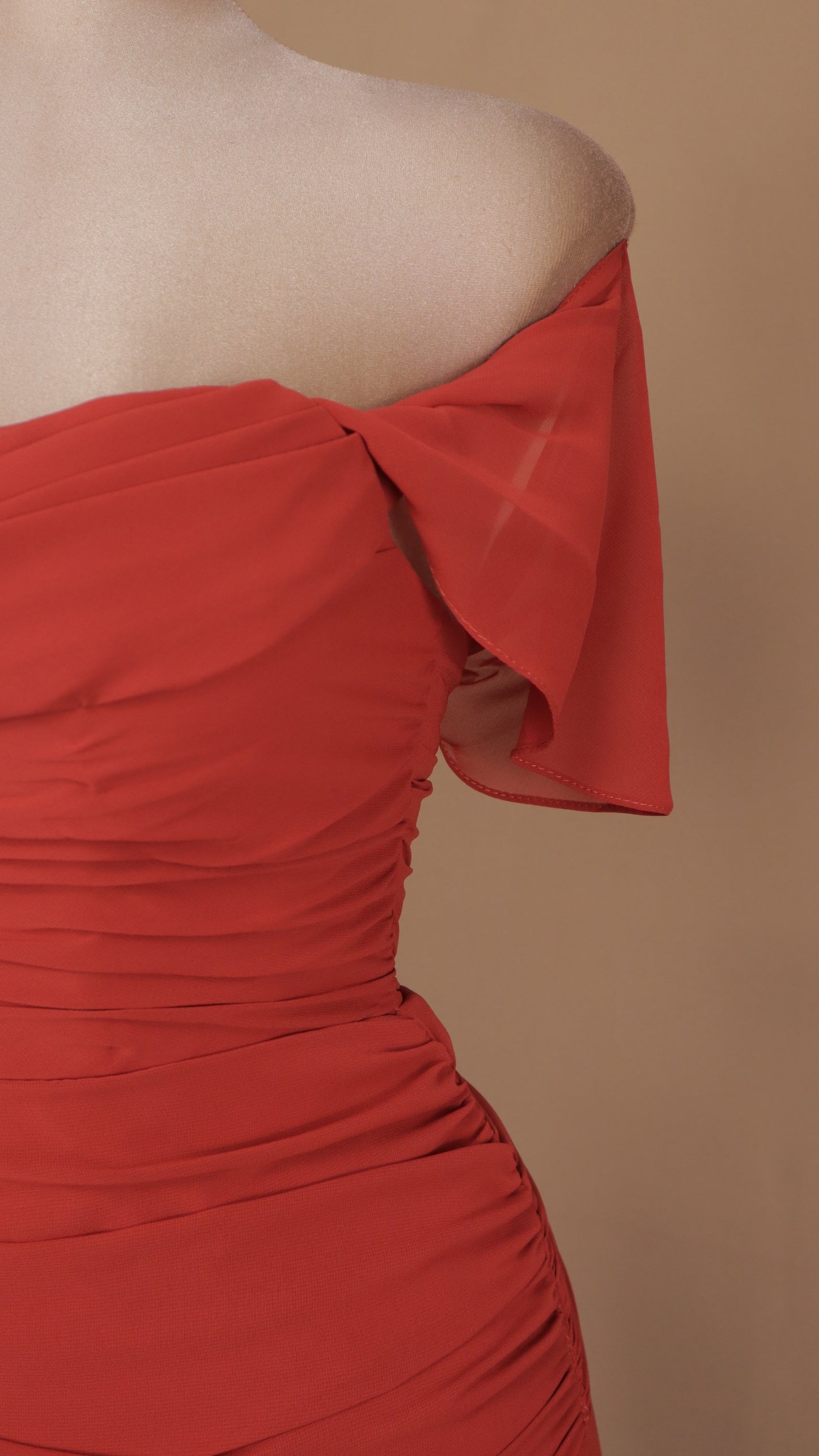 Vestido largo al hombro y plisado de chiffon