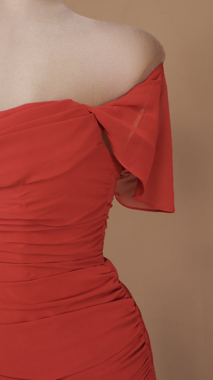 Vestido largo al hombro y plisado de chiffon