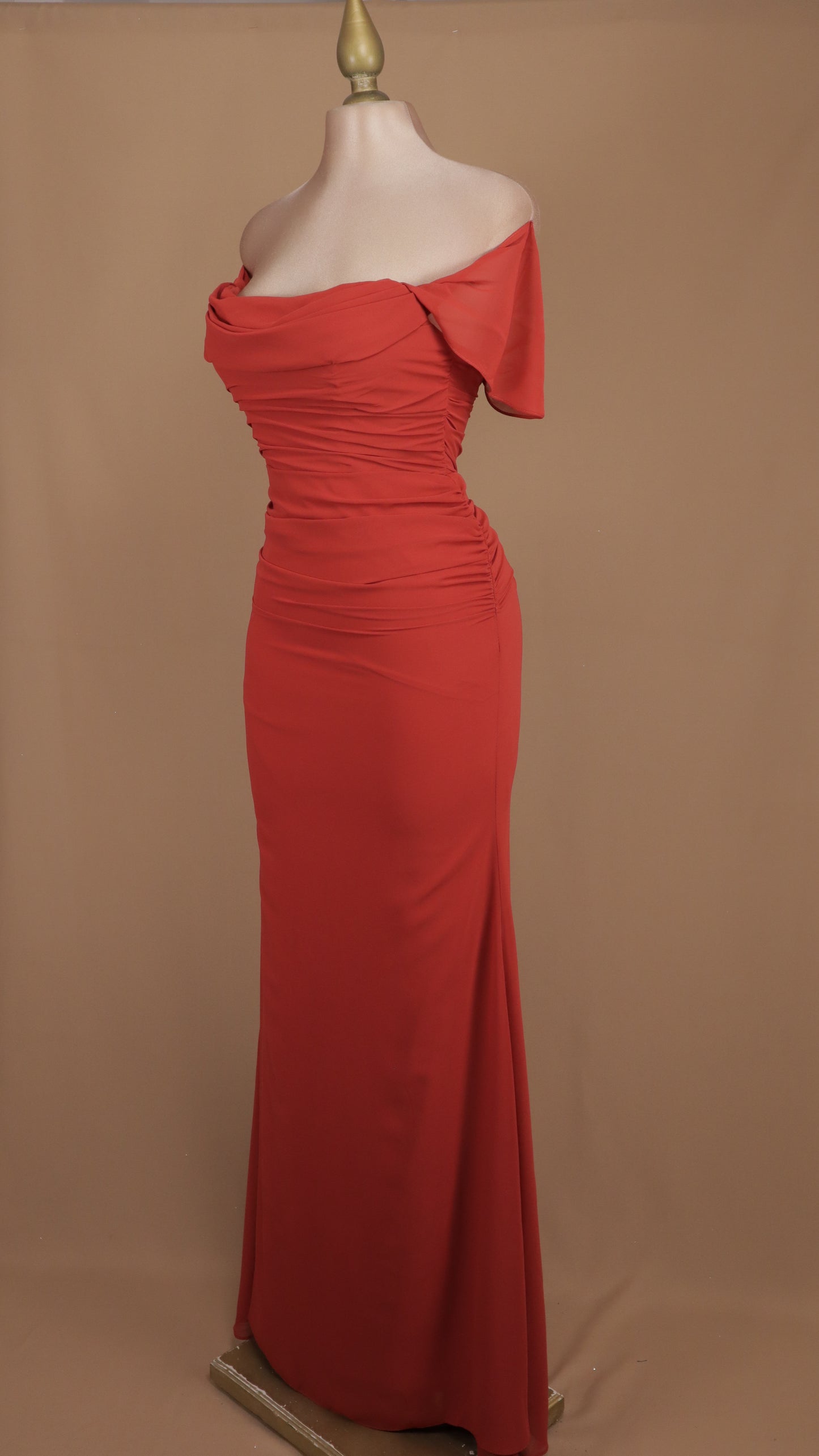 Vestido largo al hombro y plisado de chiffon