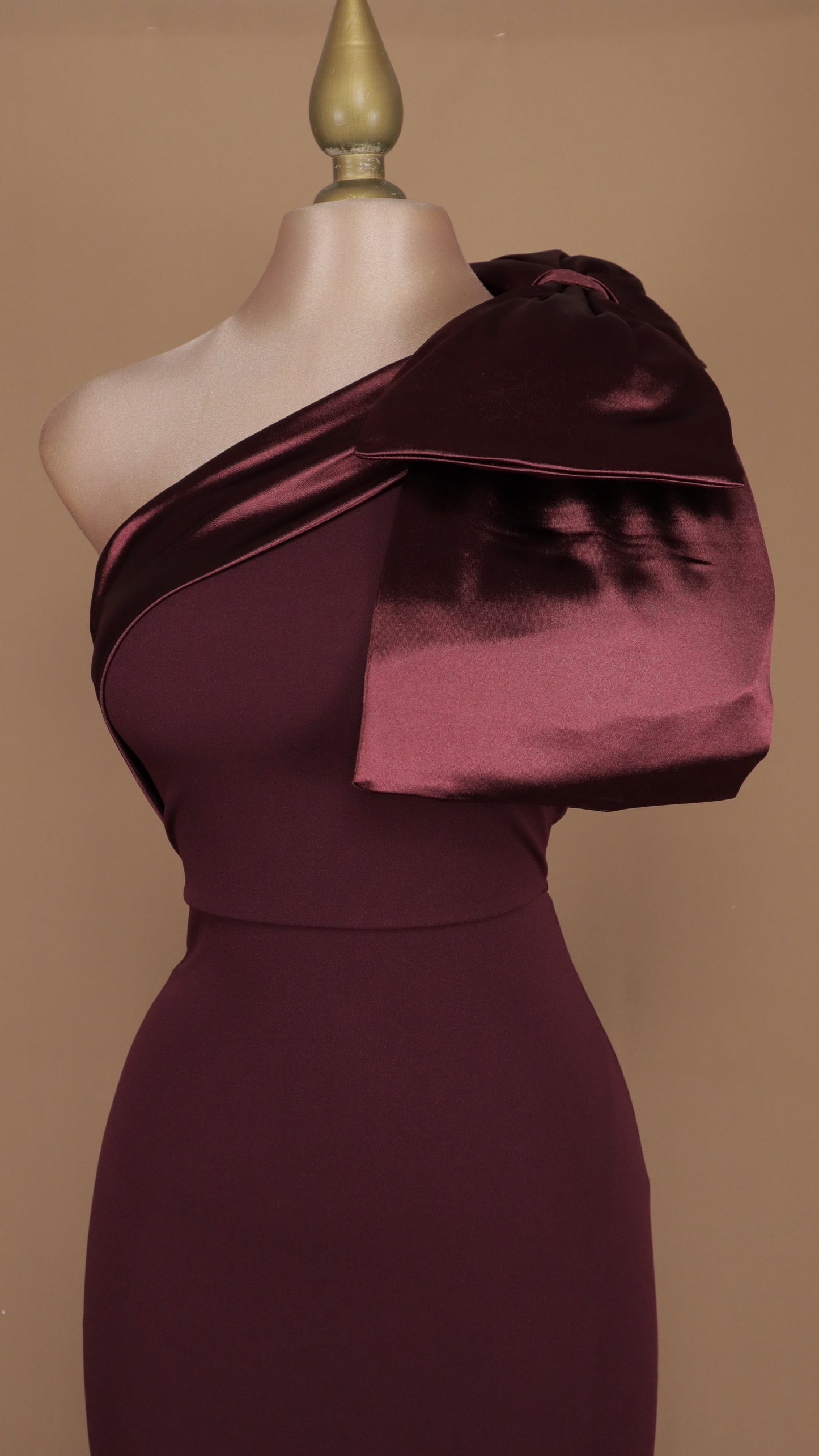Vestido asimétrico pegadito con moño en hombro