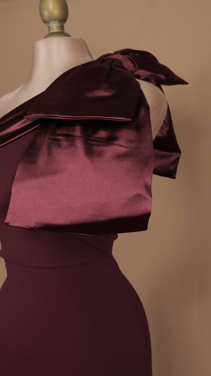Vestido asimétrico pegadito con moño en hombro