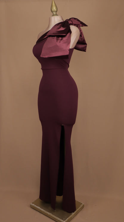 Vestido asimétrico pegadito con moño en hombro