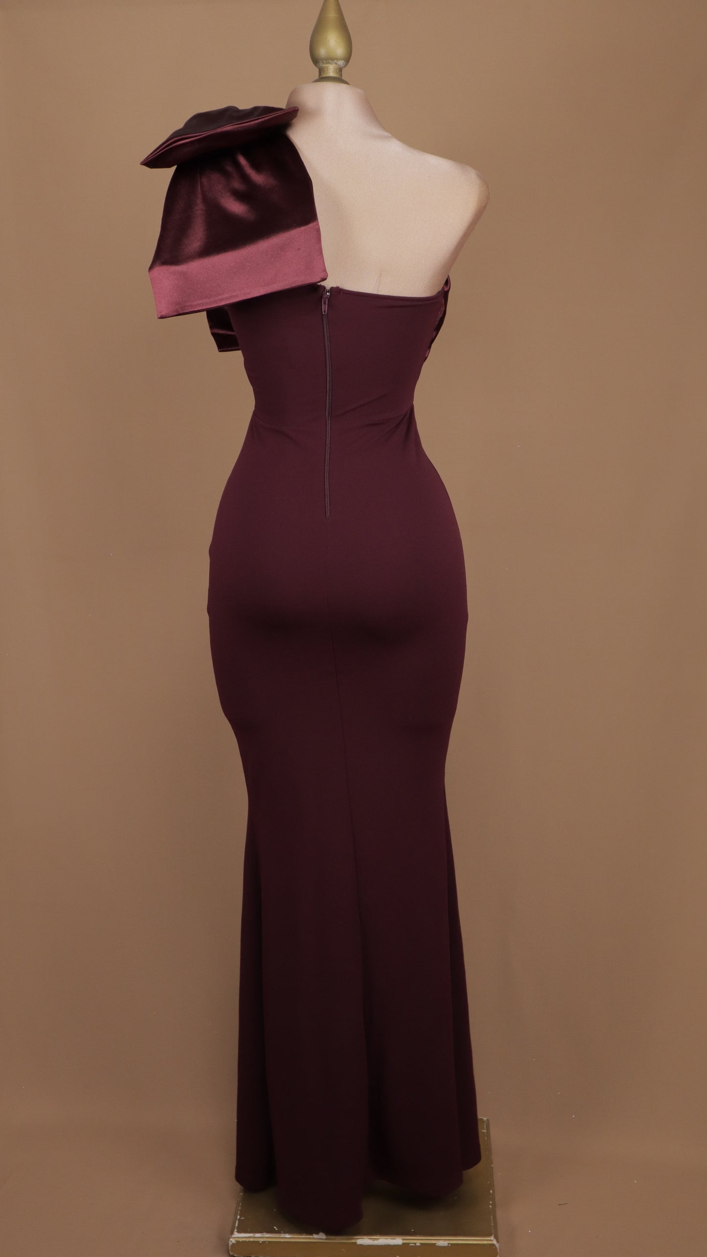 Vestido asimétrico pegadito con moño en hombro