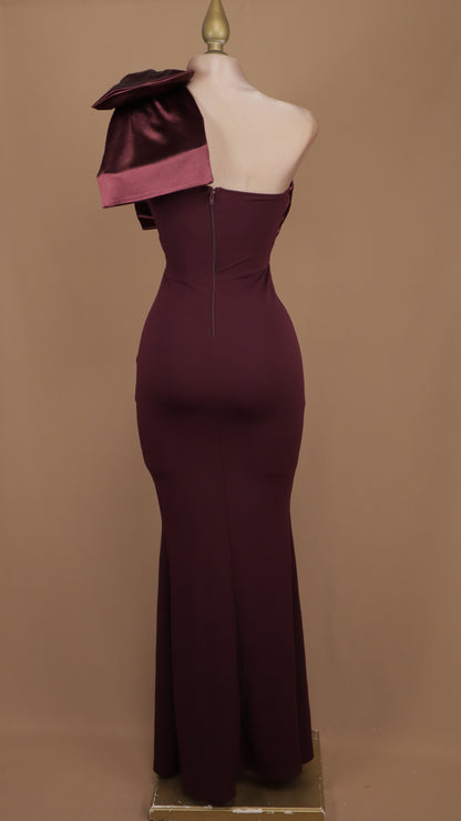 Vestido asimétrico pegadito con moño en hombro