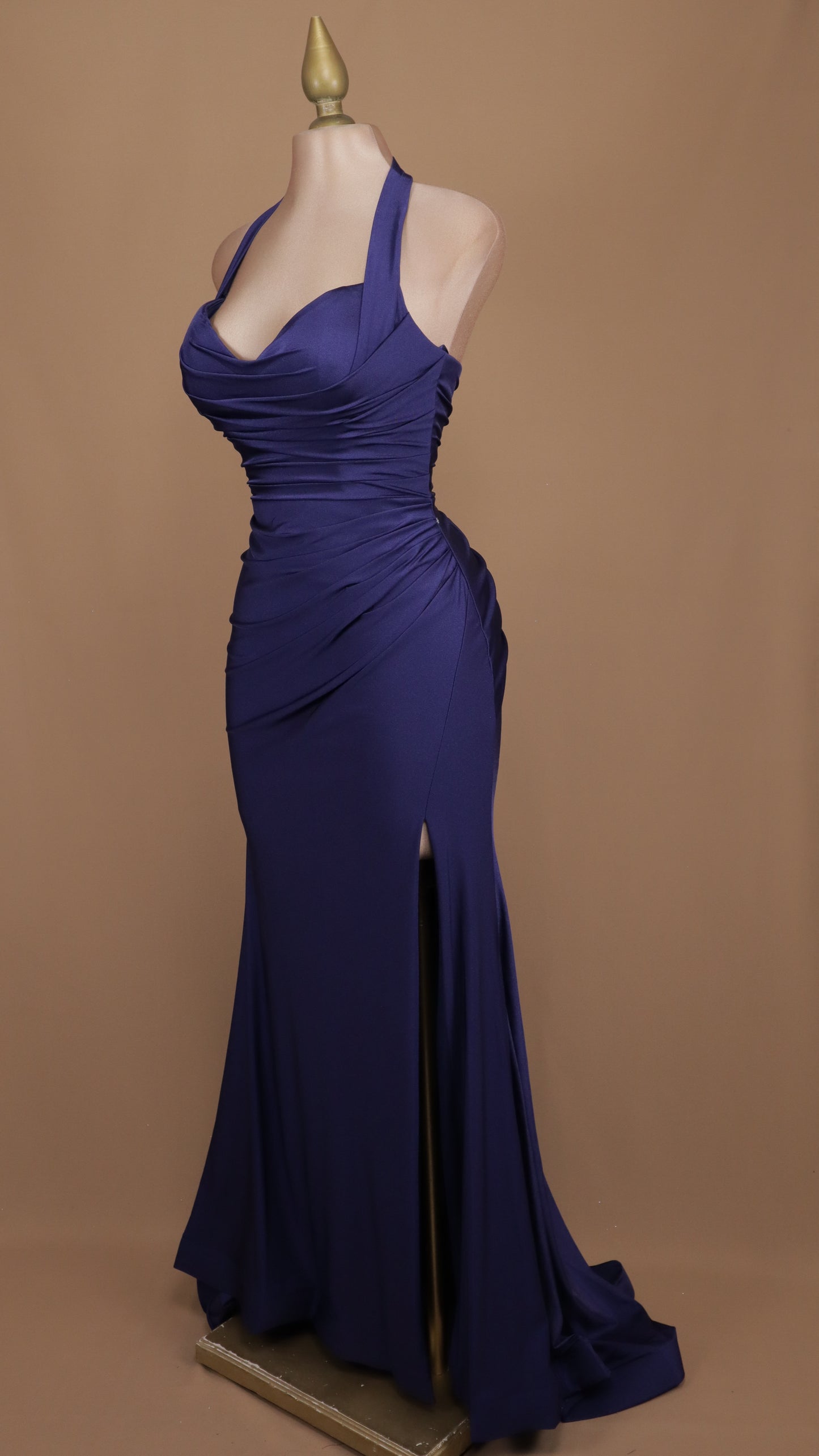 Vestido largo con cuello halter y escote en la espalda