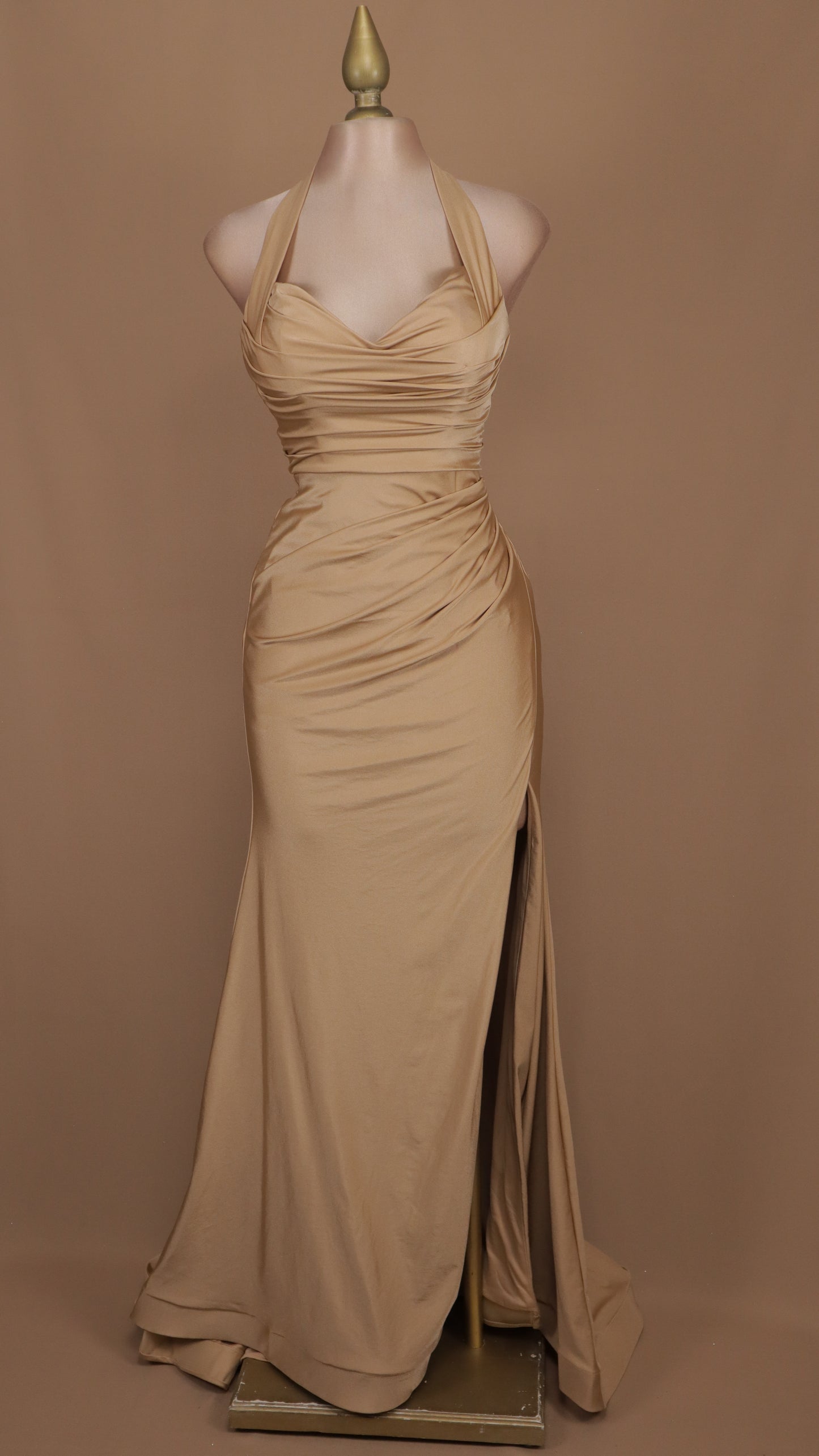 Vestido largo con cuello halter y escote en la espalda