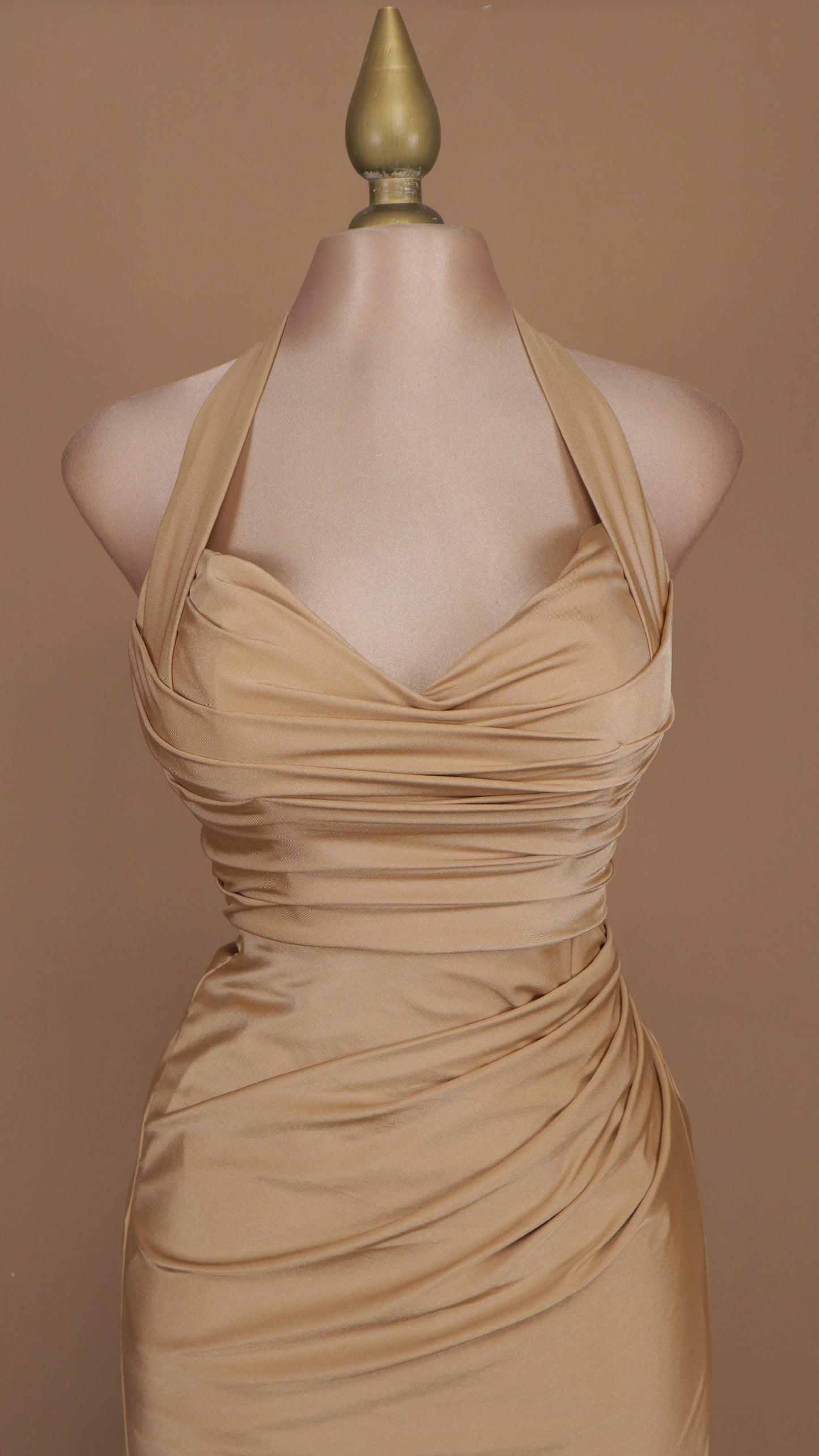 Vestido largo con cuello halter y escote en la espalda