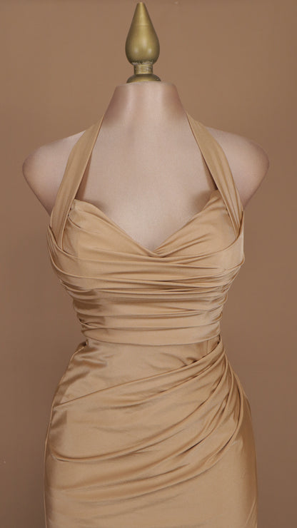 Vestido largo con cuello halter y escote en la espalda