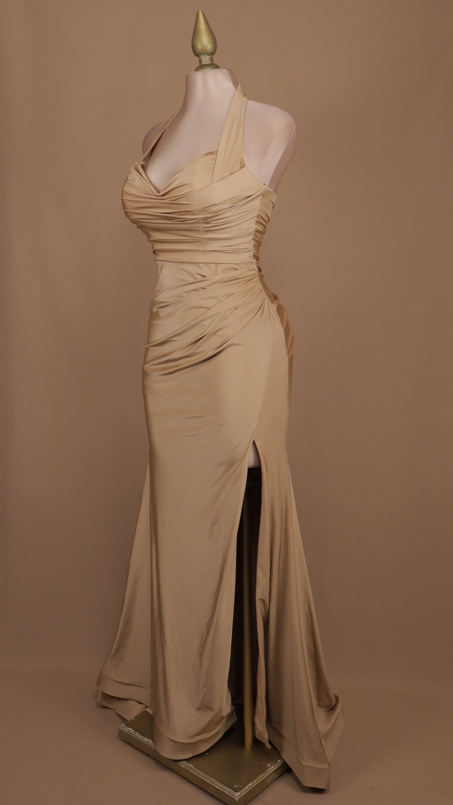 Vestido largo con cuello halter y escote en la espalda