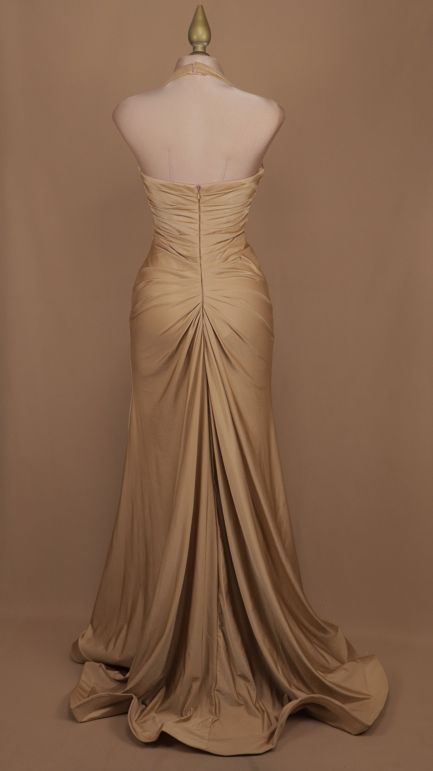 Vestido largo con cuello halter y escote en la espalda