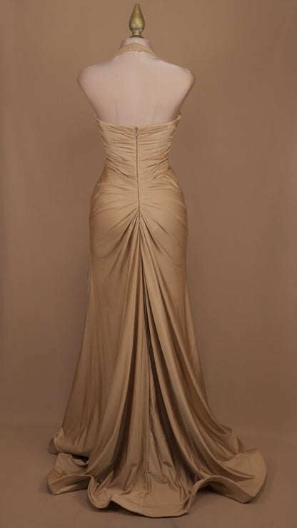 Vestido largo con cuello halter y escote en la espalda