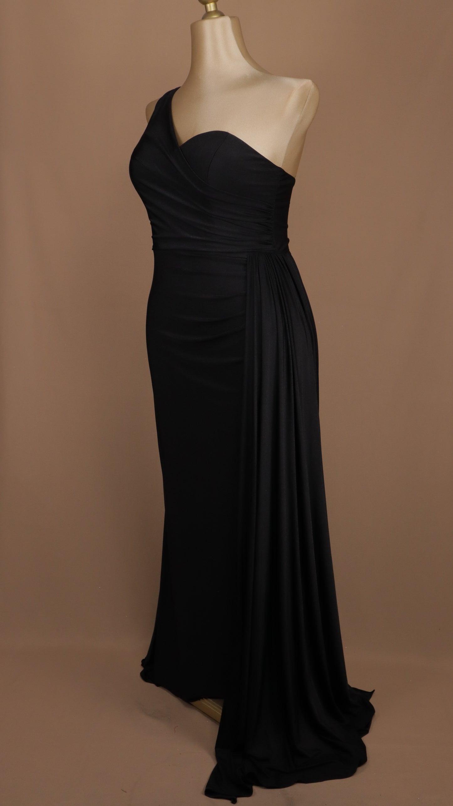 Vestido largo plus escote asimétrico de licra