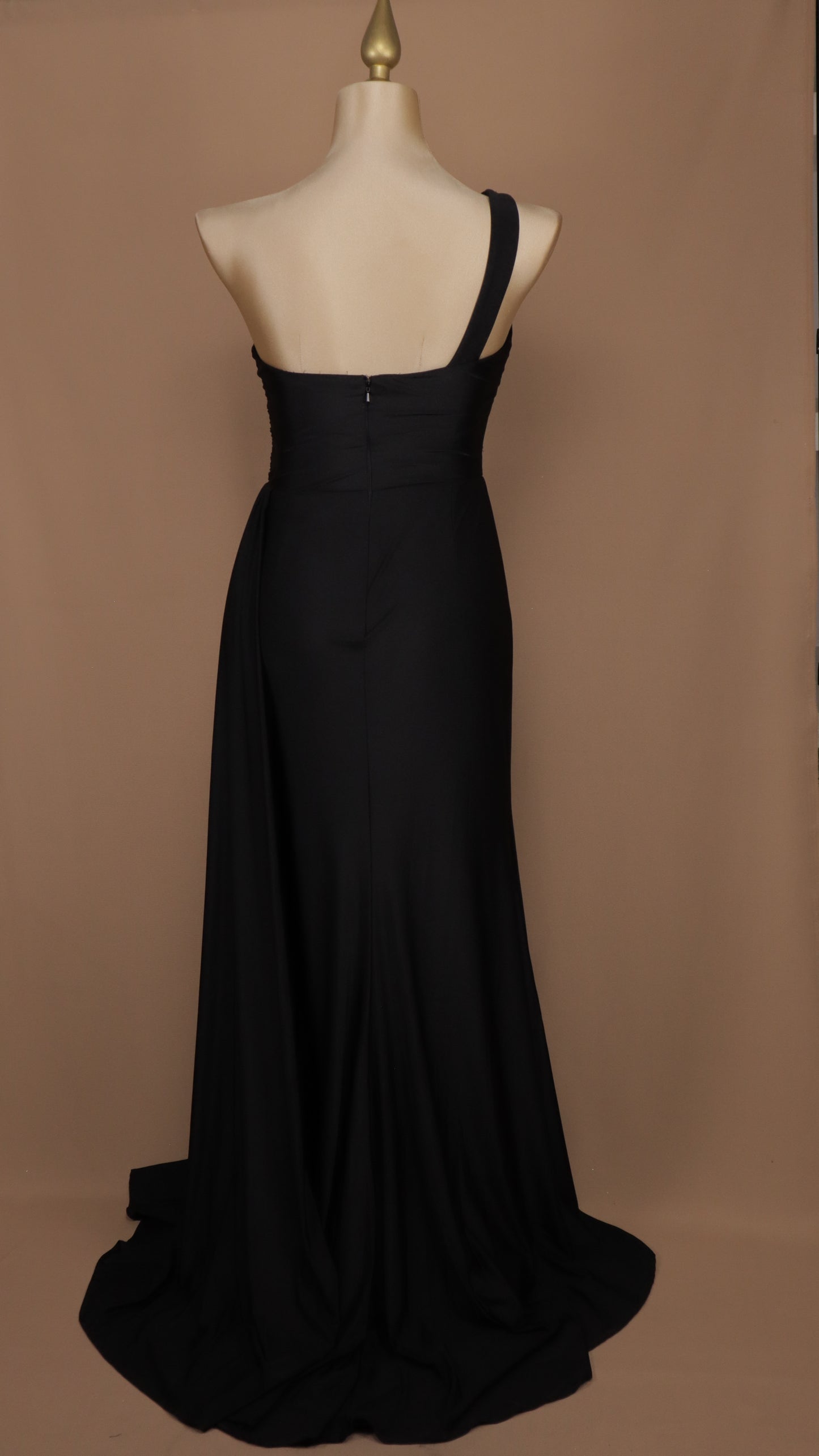 Vestido largo plus escote asimétrico de licra