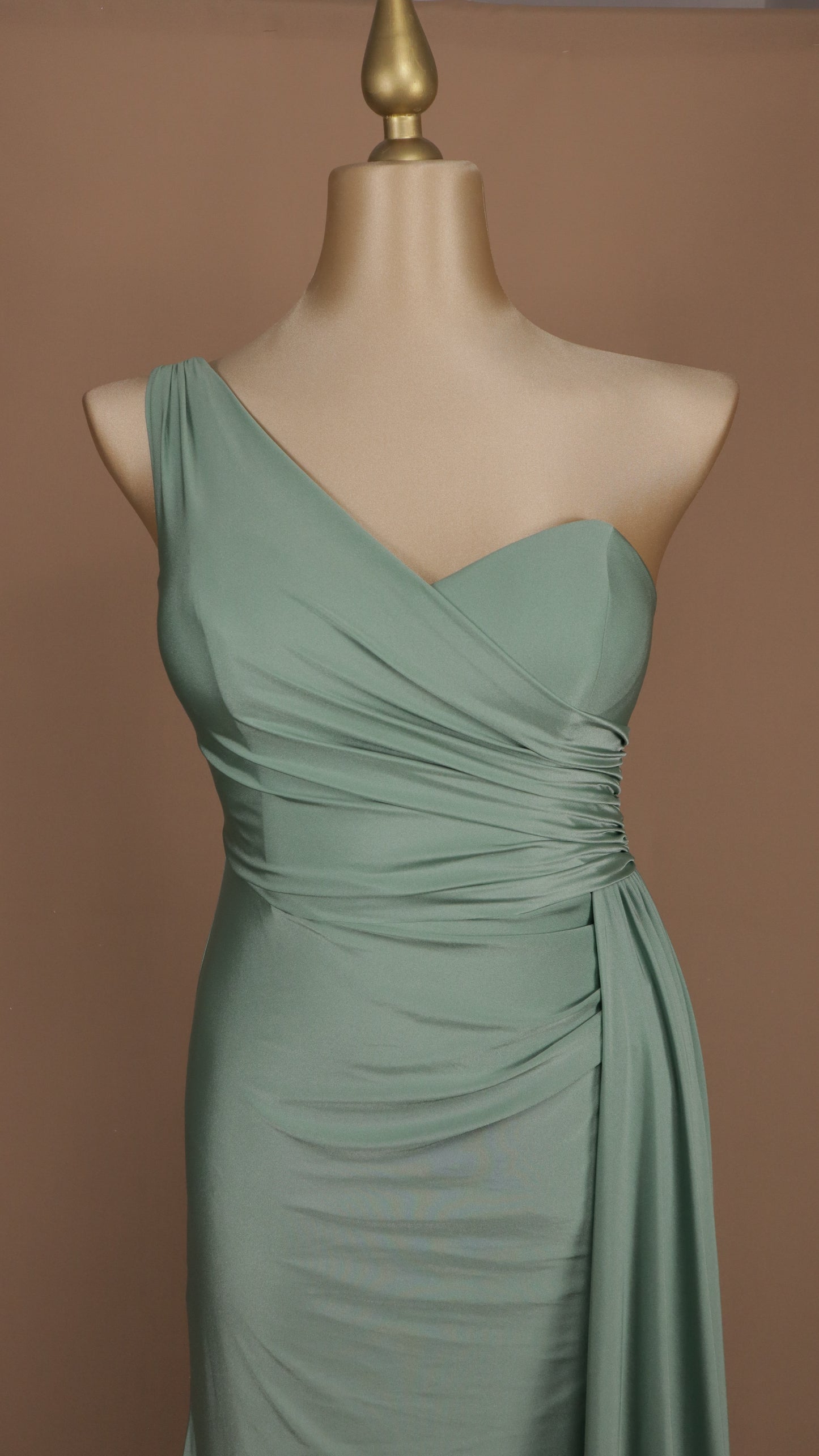 Vestido largo plus escote asimétrico de licra