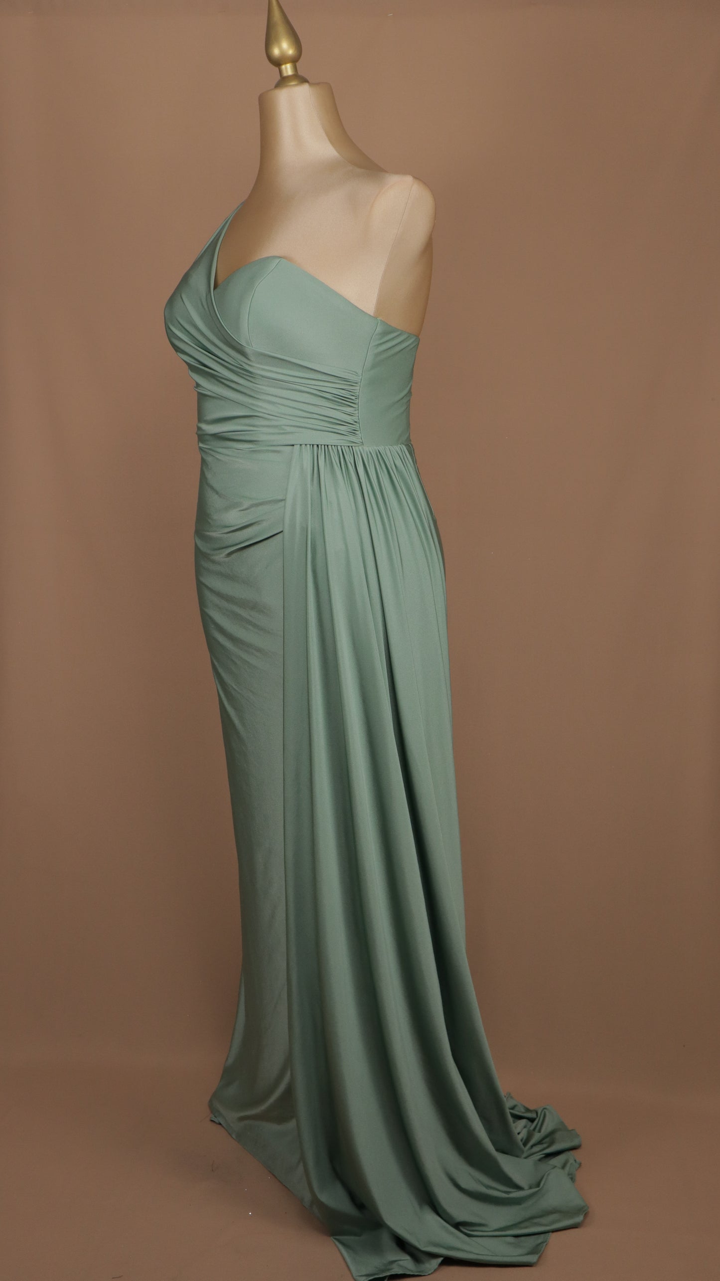 Vestido largo plus escote asimétrico de licra