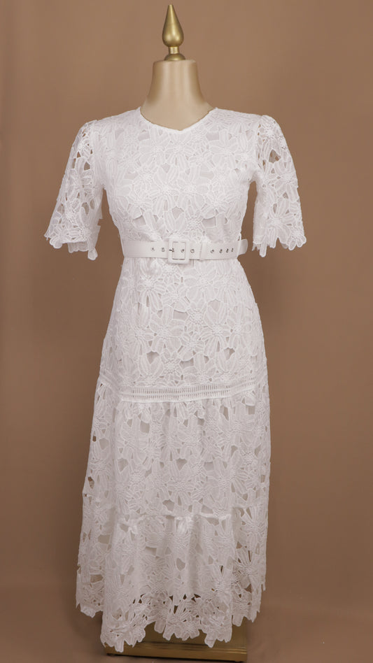 Vestido midi plus size con encaje y cinto