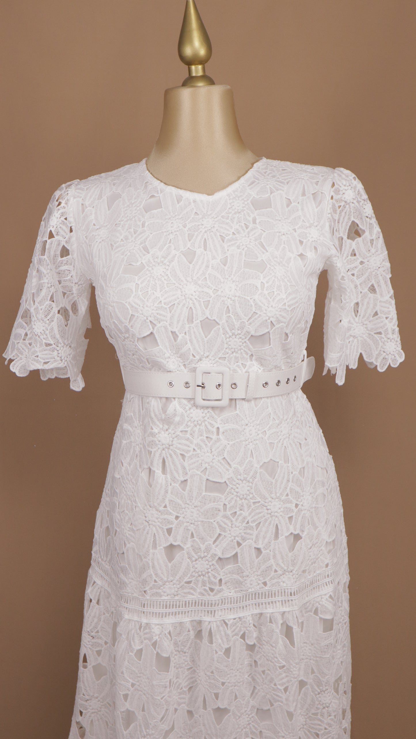 Vestido midi plus size con encaje y cinto