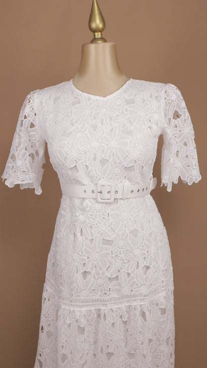 Vestido midi plus size con encaje y cinto