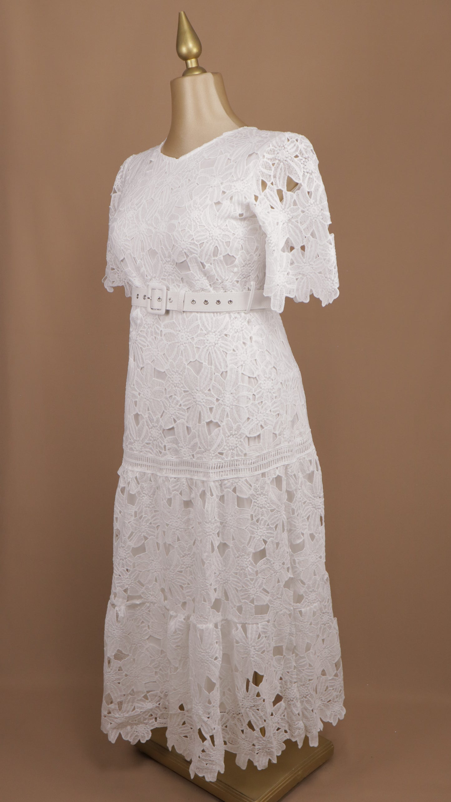 Vestido midi plus size con encaje y cinto