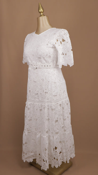 Vestido midi plus size con encaje y cinto