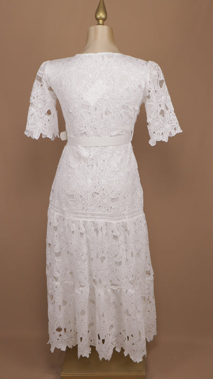 Vestido midi plus size con encaje y cinto