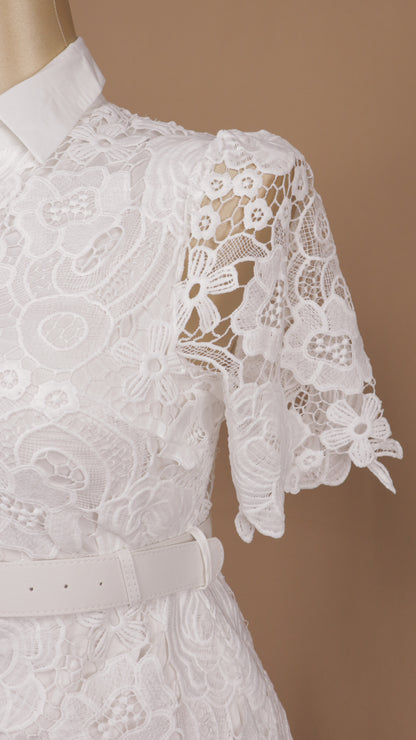 Vestido plus size con encaje y cuello