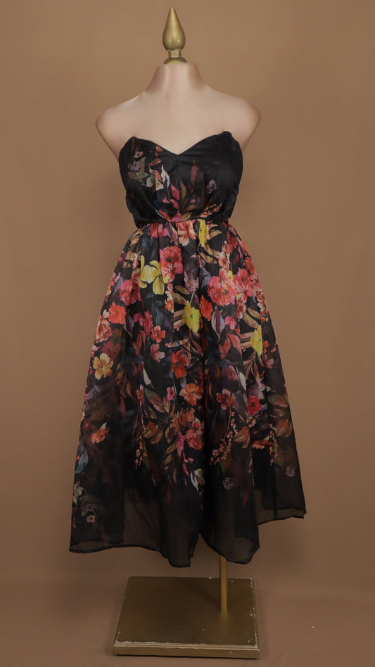 Vestido estraple con estampado floreado y falda circular