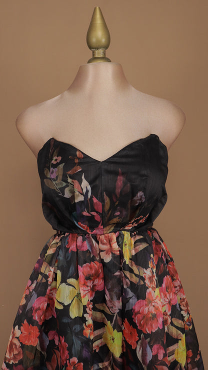Vestido estraple con estampado floreado y falda circular