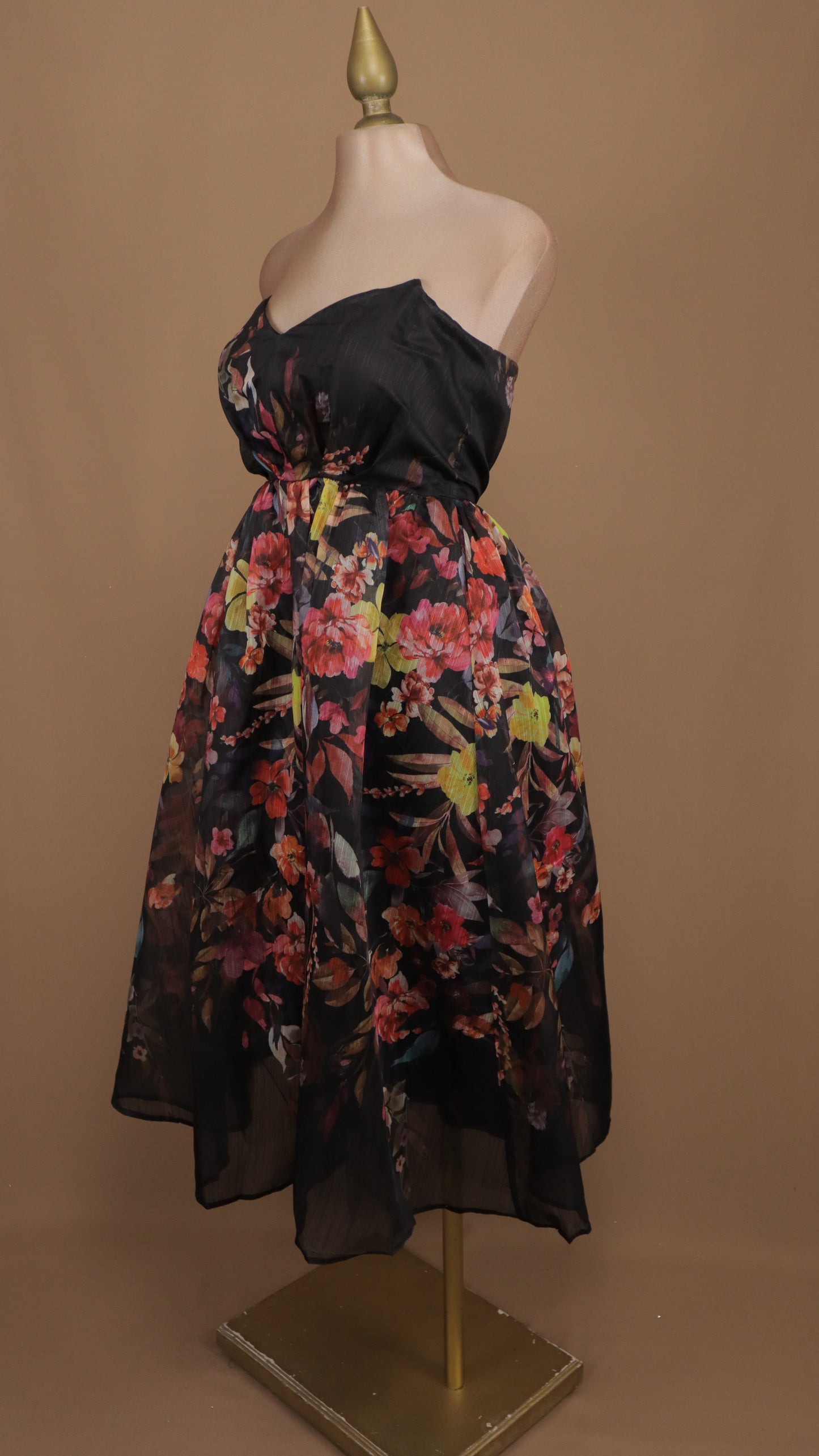 Vestido estraple con estampado floreado y falda circular