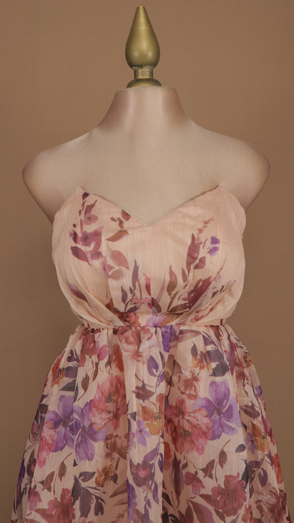 Vestido estraple con estampado floreado y falda circular