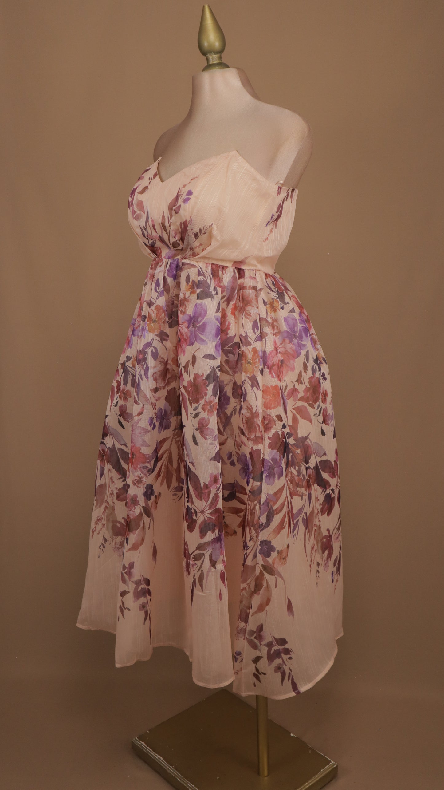Vestido estraple con estampado floreado y falda circular