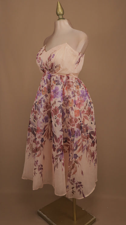 Vestido estraple con estampado floreado y falda circular