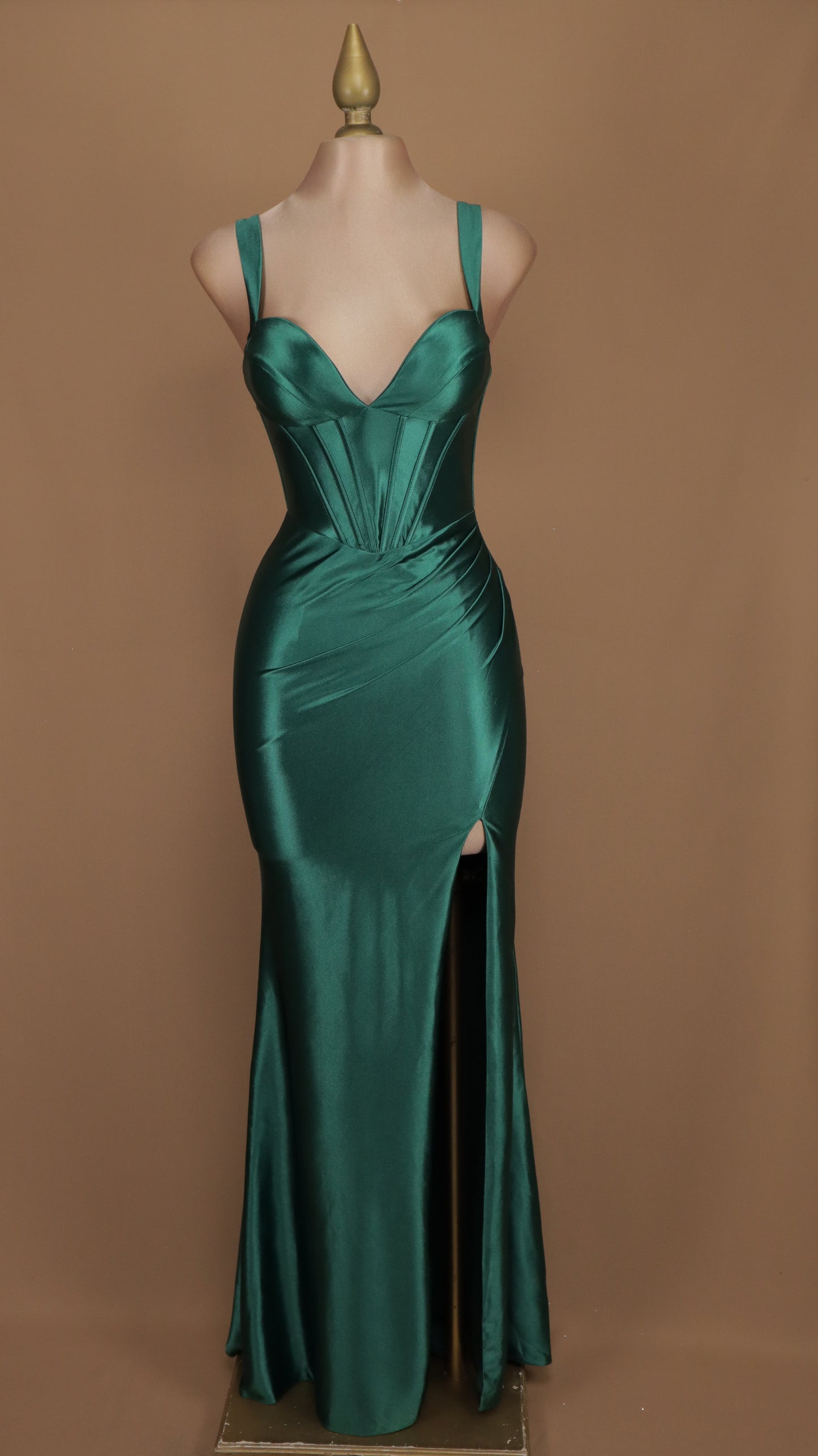 Vestido largo corte sirena escote de tirante