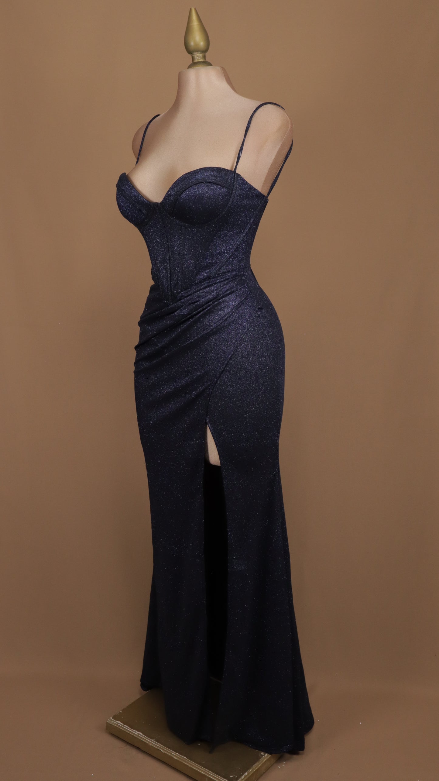 Vestido corte sirena con corset y destellos