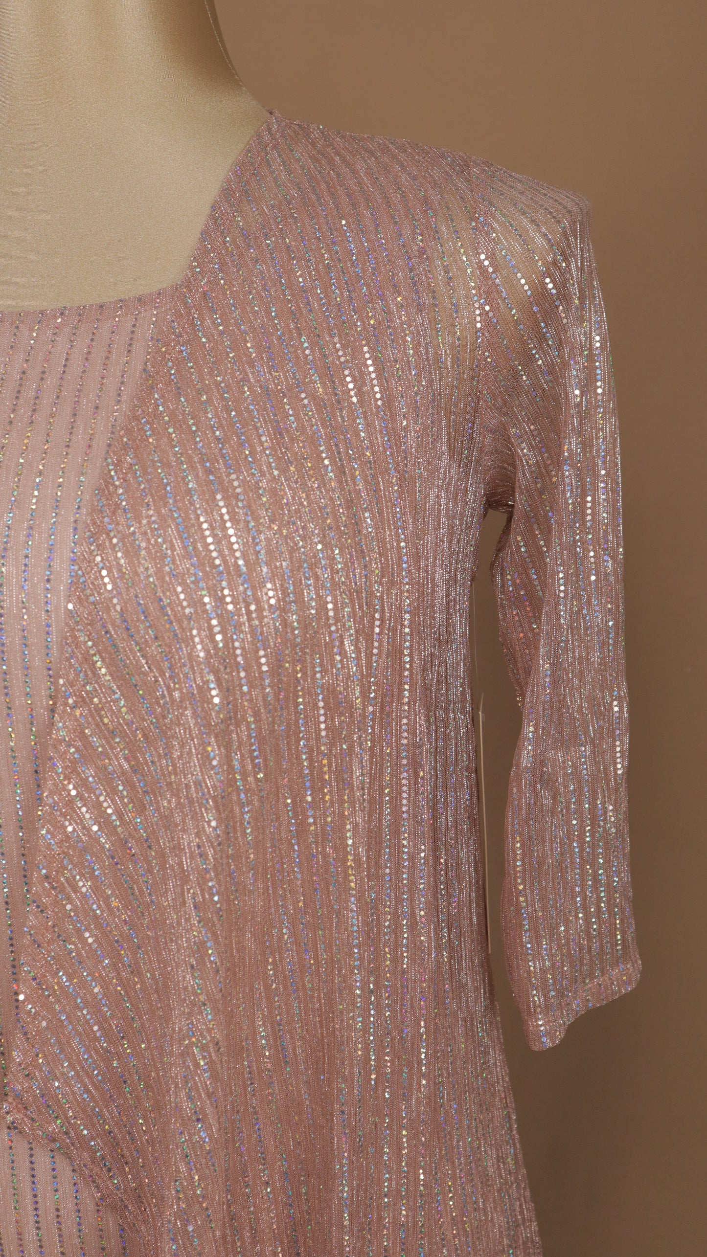 Vestido plus midi con ensamble destellos