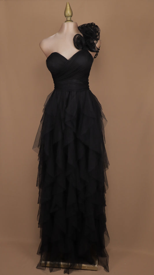 Vestido asimétrico con escarola en hombro y falda