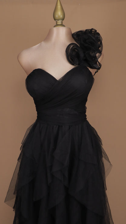 Vestido asimétrico con escarola en hombro y falda