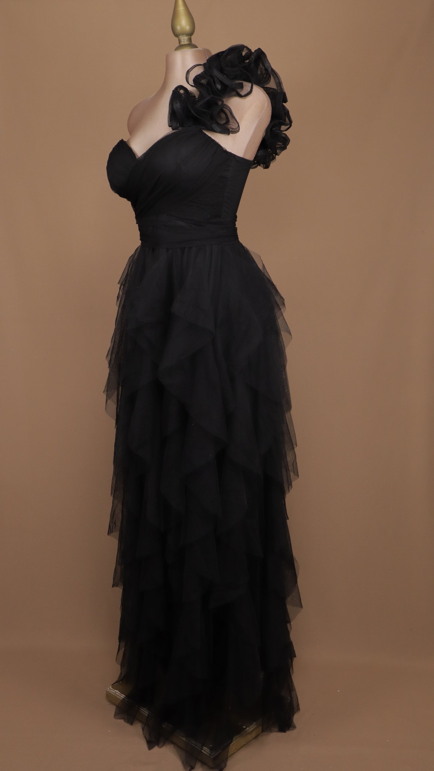 Vestido asimétrico con escarola en hombro y falda