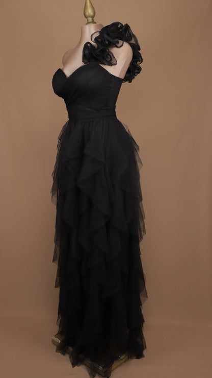 Vestido asimétrico con escarola en hombro y falda