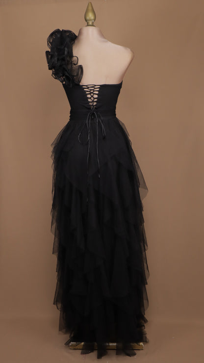 Vestido asimétrico con escarola en hombro y falda