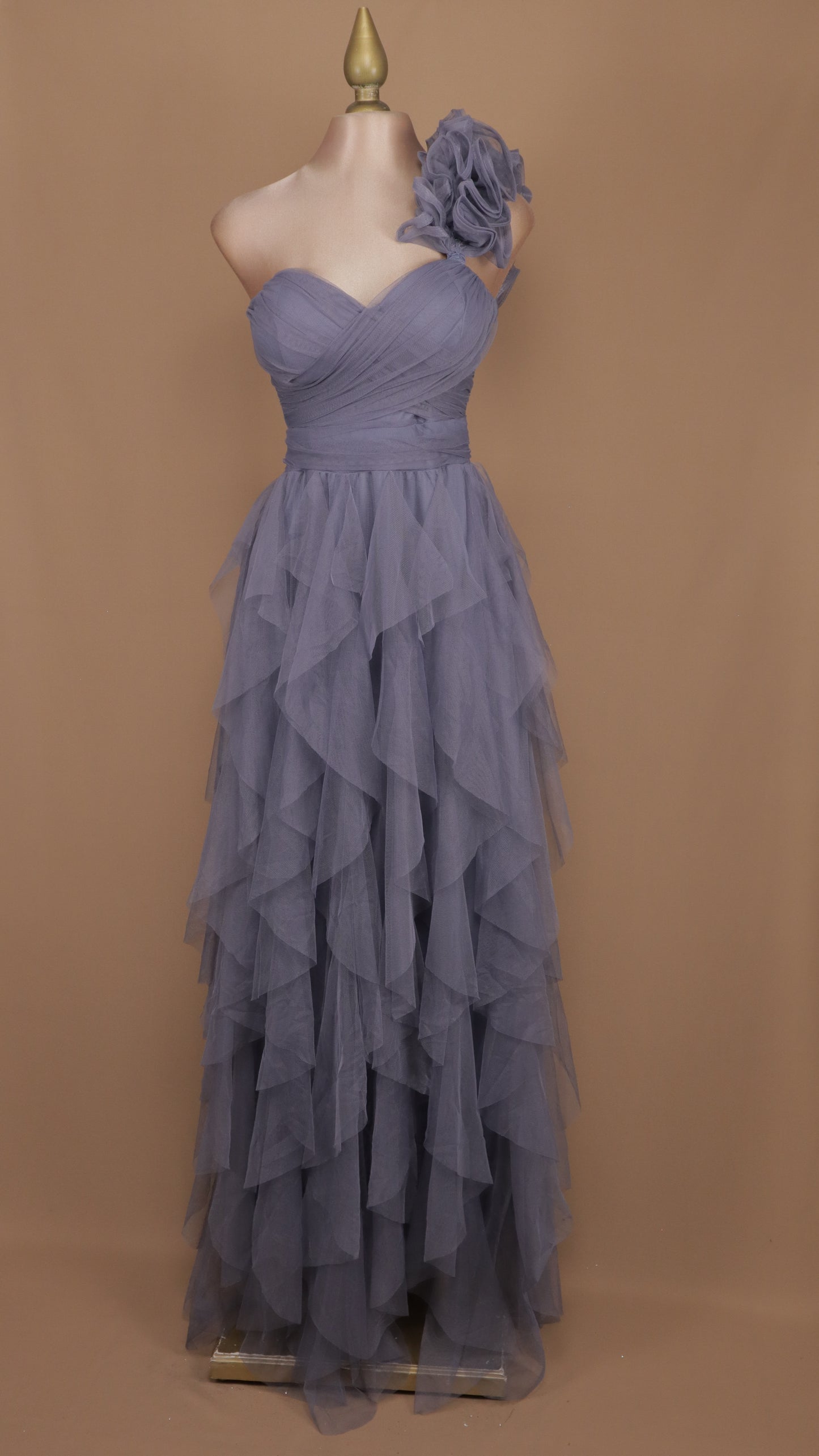 Vestido asimétrico con escarola en hombro y falda