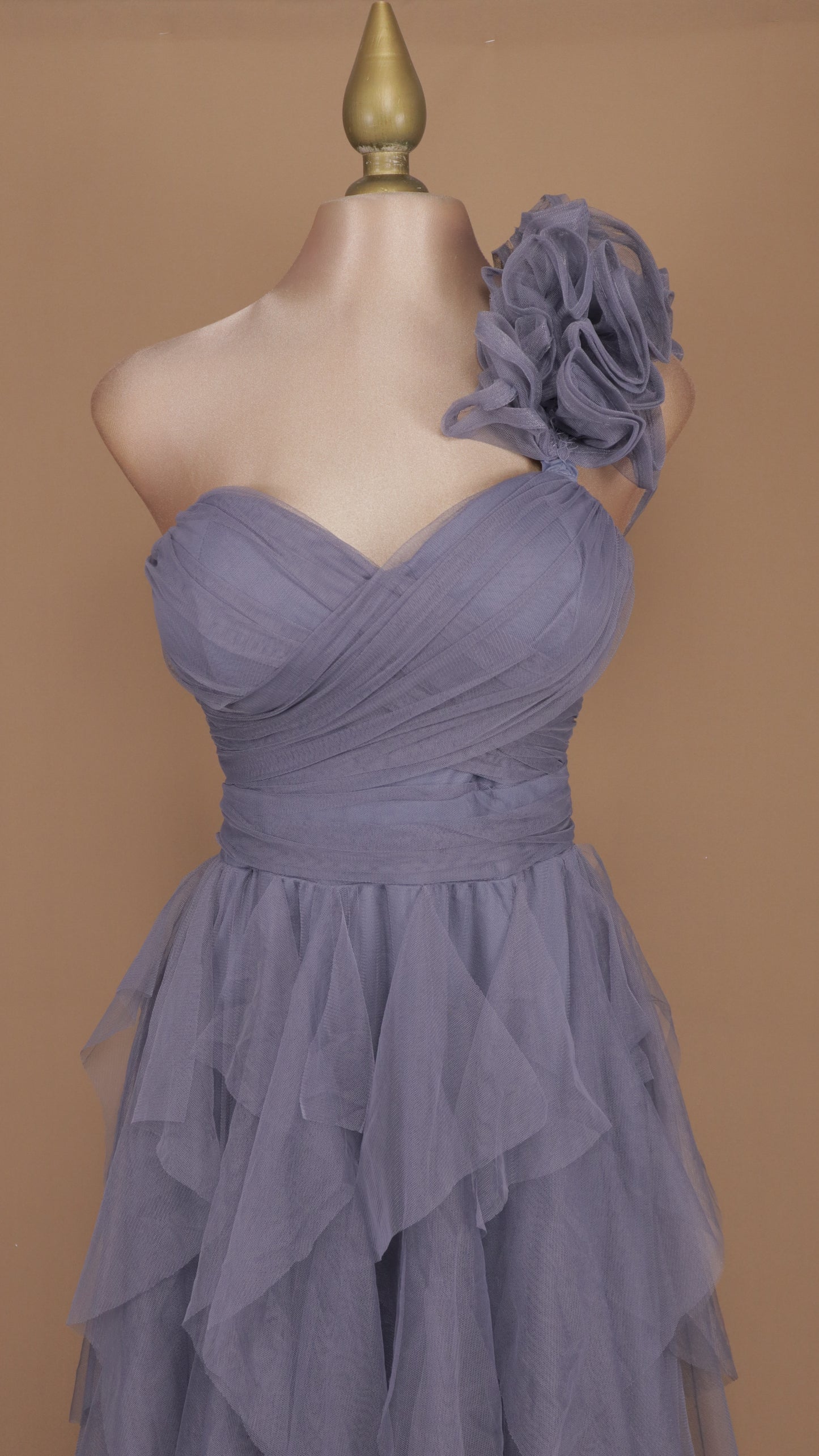 Vestido asimétrico con escarola en hombro y falda