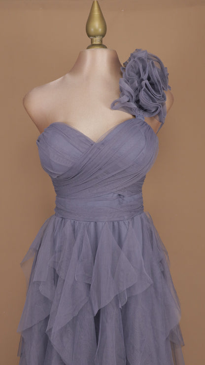 Vestido asimétrico con escarola en hombro y falda